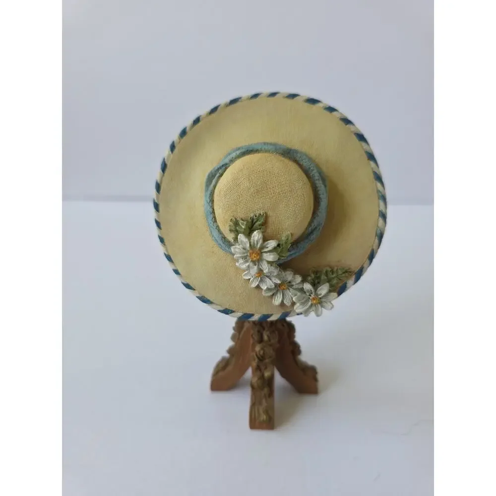 SANDY LYNAM CLOUGH COLLECT. SUZETTE DAISY BLUE STRIPE RESIN HAT WITH ROSE STAND